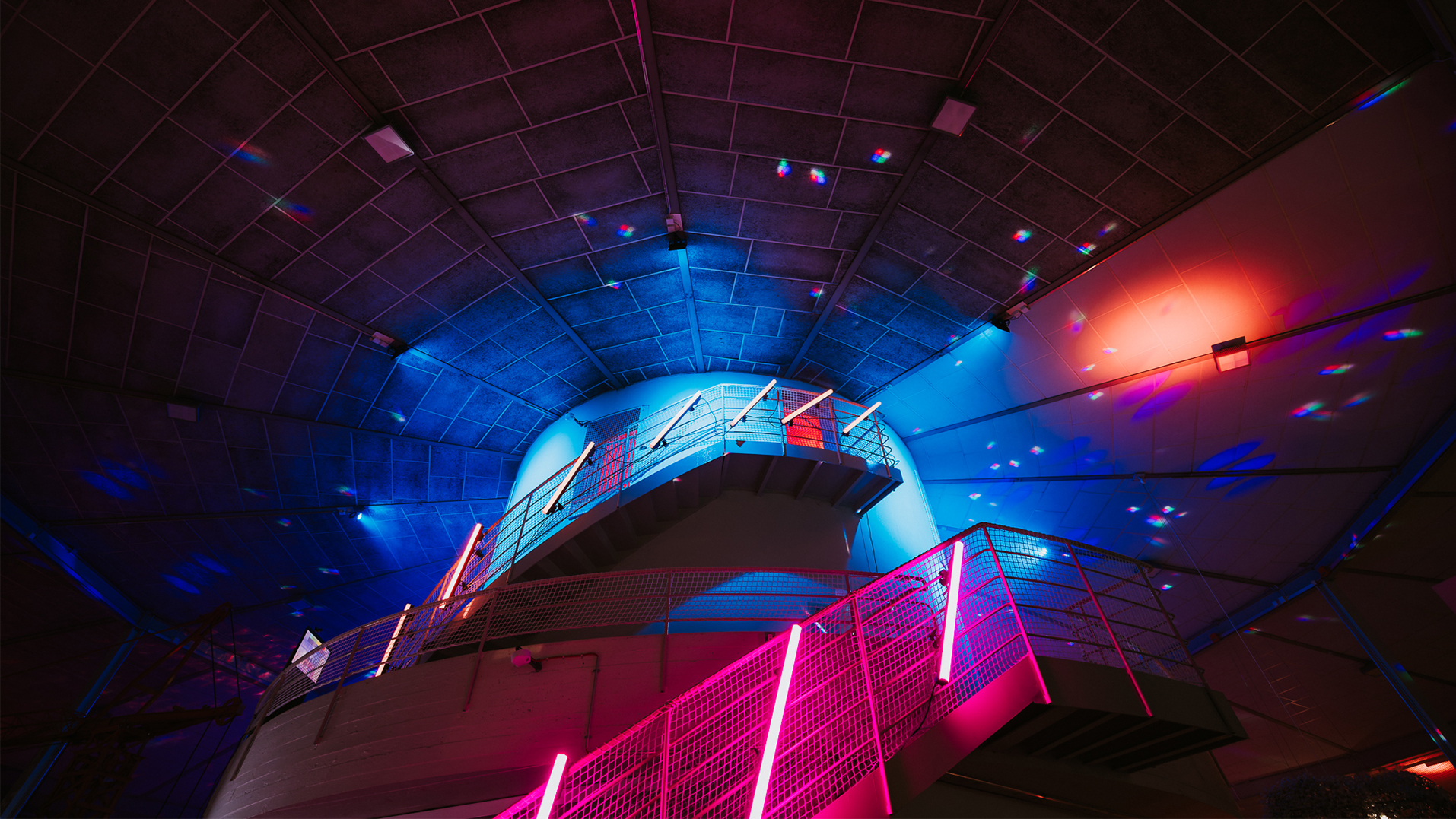 Päänäyttelyhallin keskellä oleva torni valaistuna sinisillä ja punaisilla valoilla