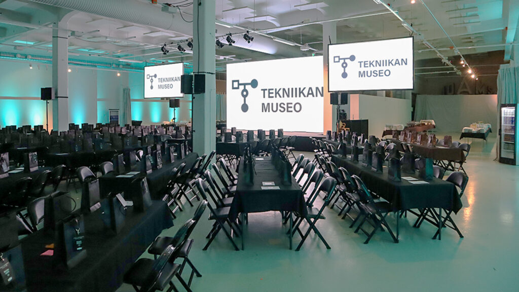 Tekniikan museon Energiasali, jonne on katettu useita juhlapöytiä