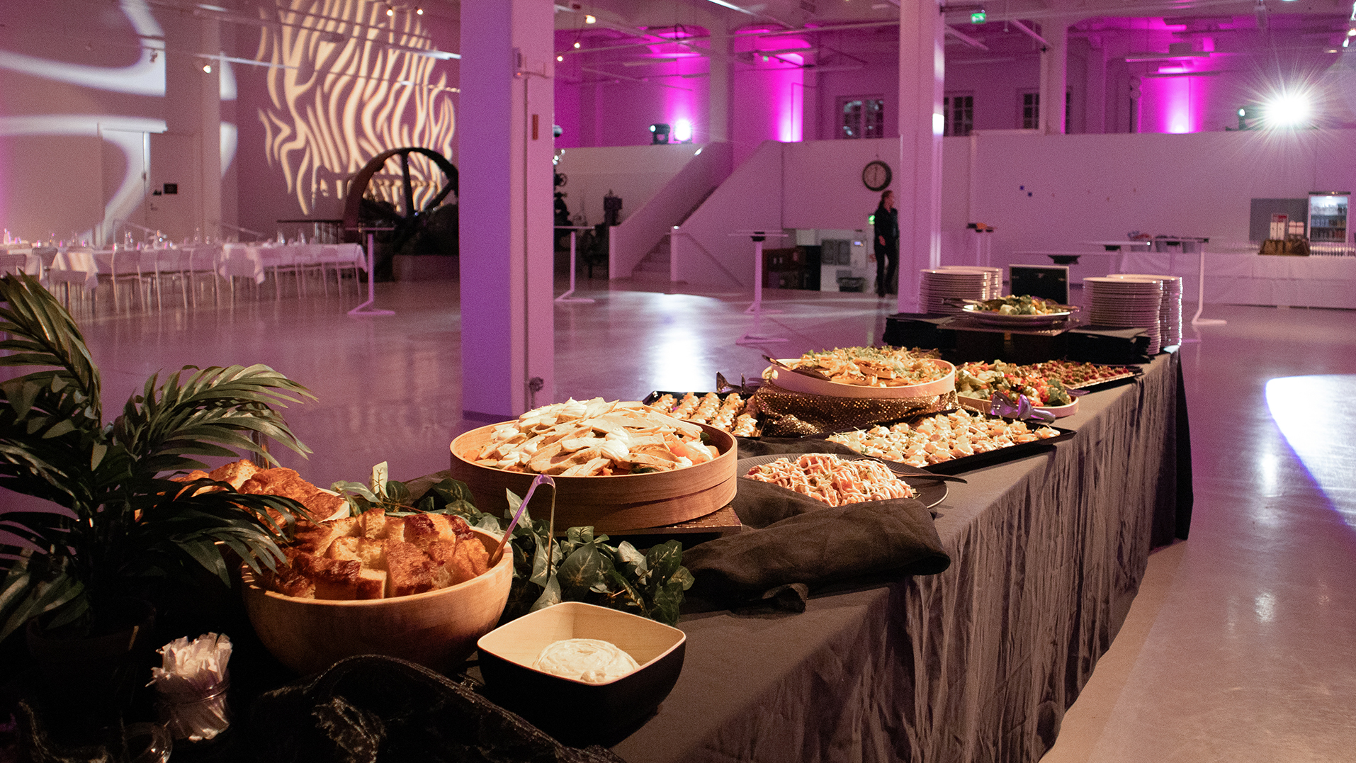 Tekniikan museon Energiasaliin katettuna pitkä buffet-tyylinen pöytä
