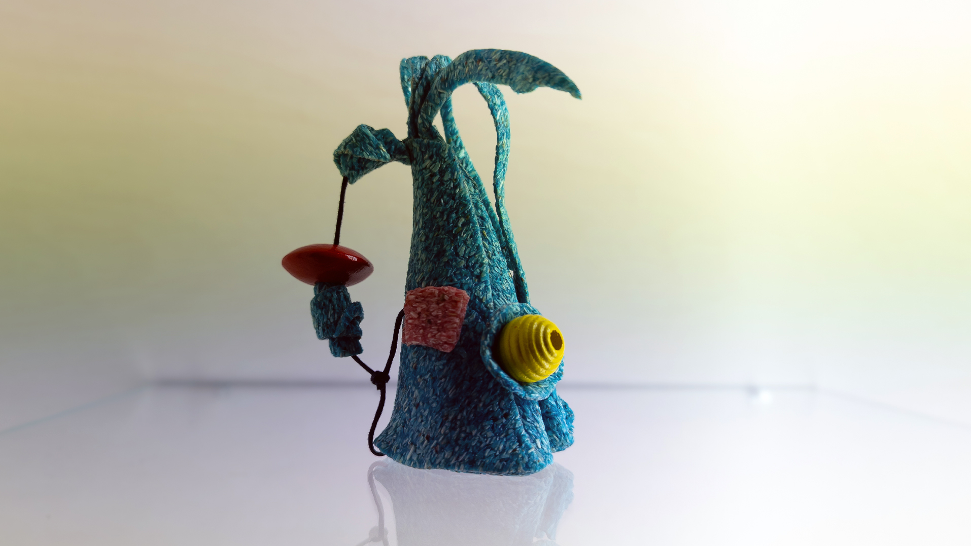 Woodcast työpajassa puusta tehty olento