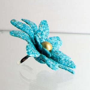 Woodcast-työpajassa puumateriaalista tehty sormus