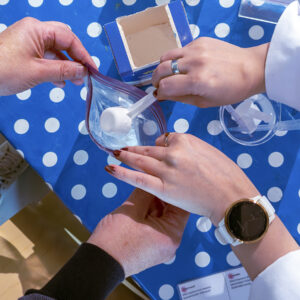 Biomuovi-työpajaan osallistuvien käsiä, jotka valmistavat biomuovia tärkkelyksestä