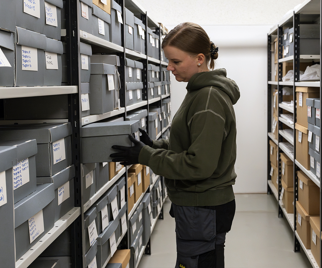 Tekniikan museon amanuenssi tekemässä museotyötä