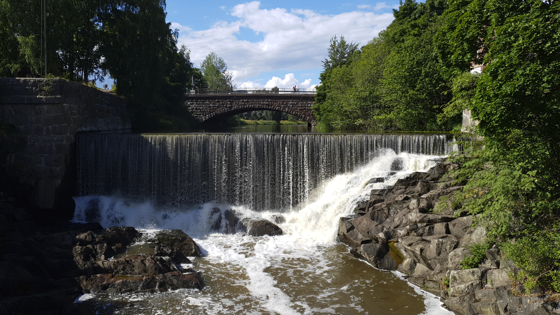 Museosaaren koski kuvattuna kesällä