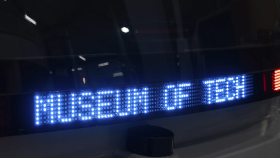 Kuva robottibussin päädystä, jossa lukee seuraavana pysäkkinä Museum of Tech