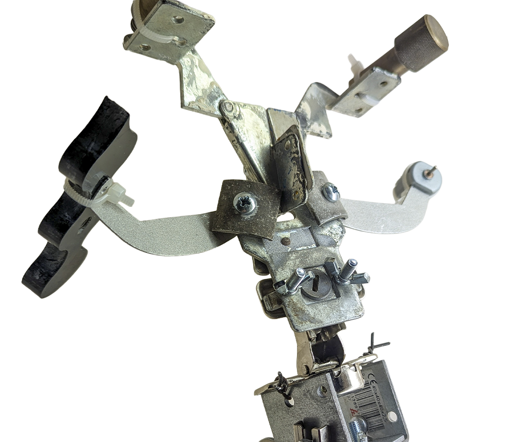 Romurobotyöpajassa rakennettu romuista tehty robotti lähikuvassa