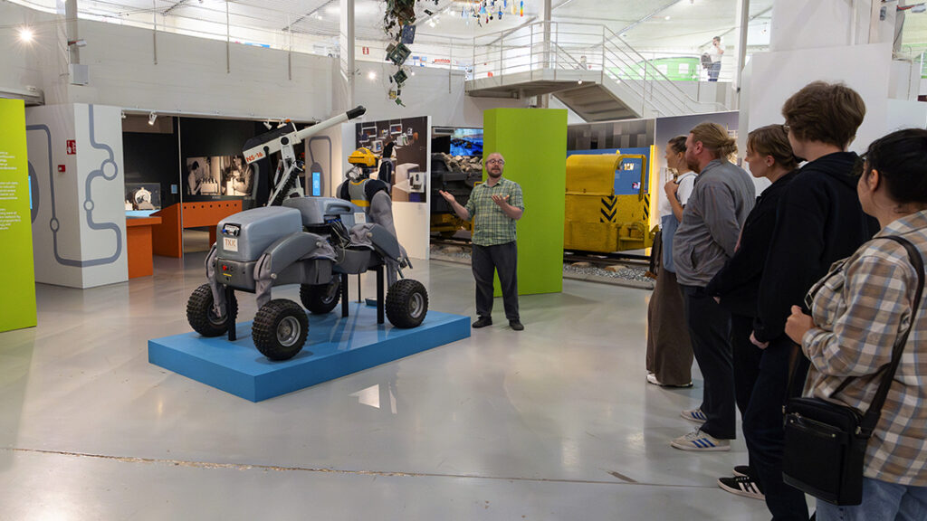 Opas esittelemässä WorkPartner-palvelurobottia Tekniikan museon näyttelyssä