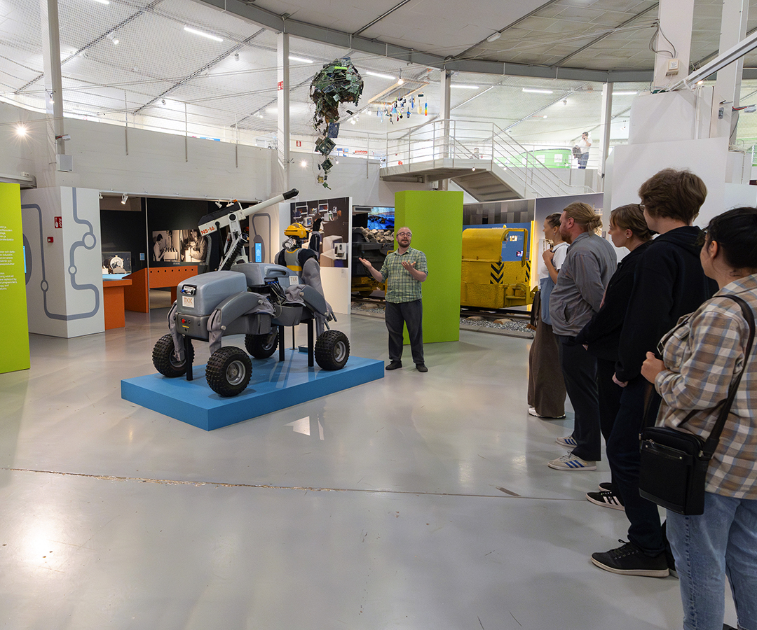 Opas esittelemässä WorkPartner-palvelurobottia Tekniikan museon näyttelyssä