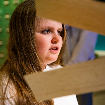 Nuori osallistumassa HOW-oppimisympäristössä tuulimyllyjen rakentamiseen