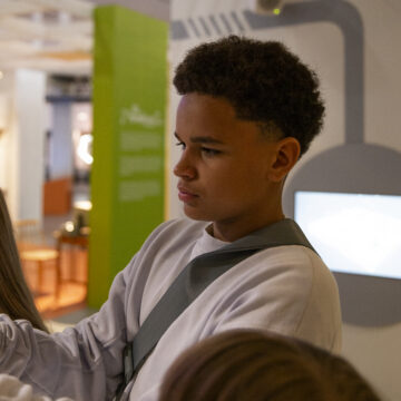 Oppilas keskittyy tehtävään HOW-oppimisympäristön työpisteellä