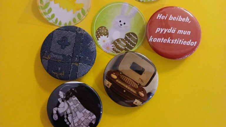 Tekniikan museon pääsiäistyöpajassa tehdään rintanappeja.