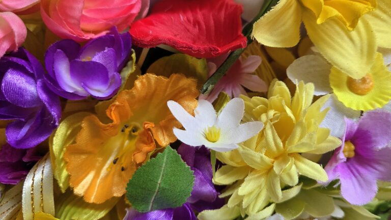 Kierrätysmateriaaleista valmistettuja kukkia äitienpäivän työpajaan.