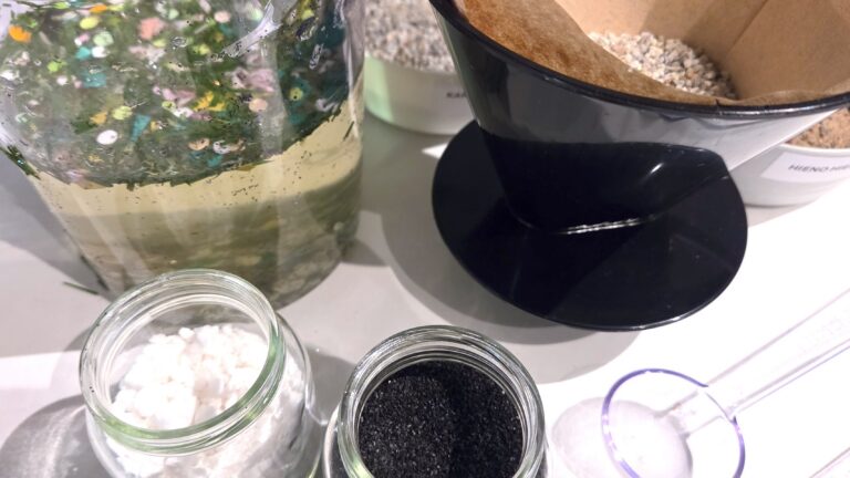 Vedenpuhdistukseen tarvitaan mm. kahvinsuodatin ja suodatinpusseja, alunaa ja aktiivihiiltä.